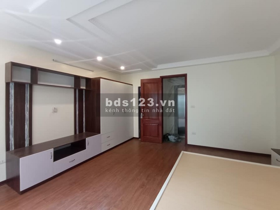 Nhà đẹp Thạch Bàn trang bị đầy đủ nội thất, thang máy, ngõ to rộng