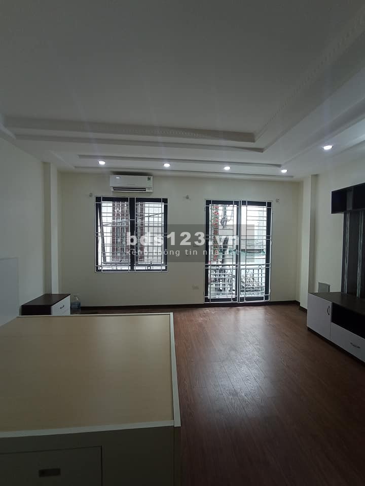 Nhà đẹp Thạch Bàn trang bị đầy đủ nội thất, thang máy, ngõ to rộng
