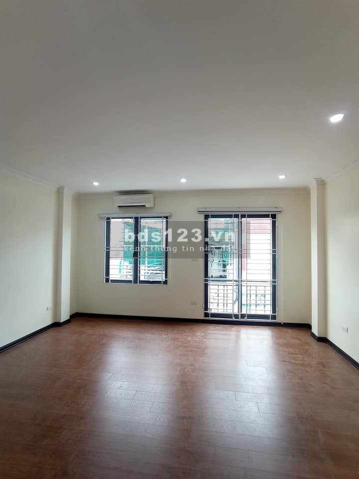 Nhà đẹp Thạch Bàn trang bị đầy đủ nội thất, thang máy, ngõ to rộng
