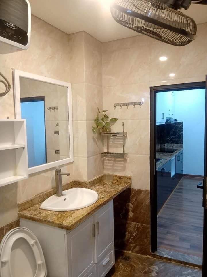 Bán gấp nhà Kim Nhã, dt 50m2, 5 tầng đúc, mt 4.5m, giá nhỉnh 5 tỷ, lhcc