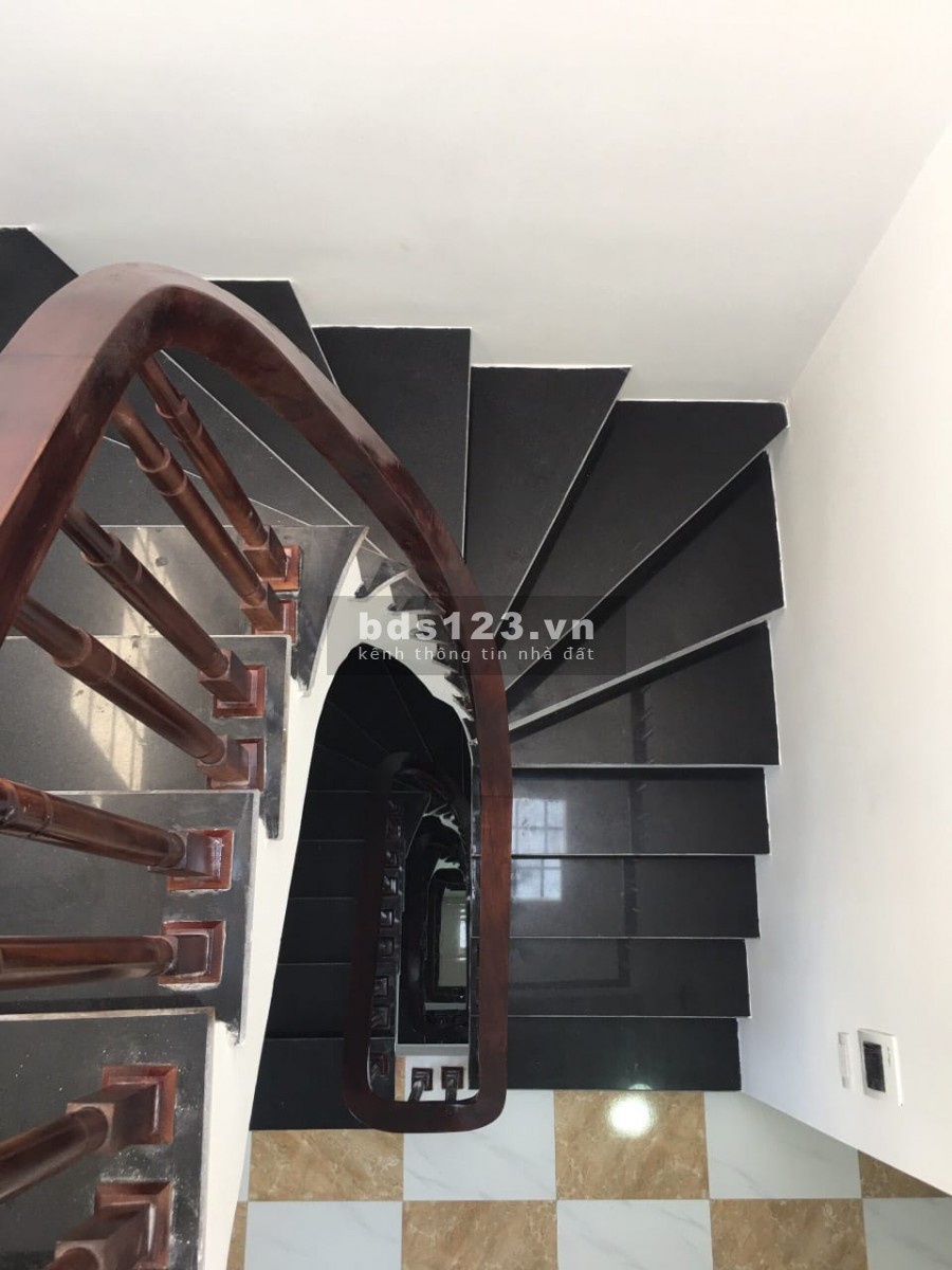 Bán nhà mới, tổ 11 Thạch Bàn, Phố Ngọc Trì 30m2, 5 tầng giá chỉ 2.4 tỷ.