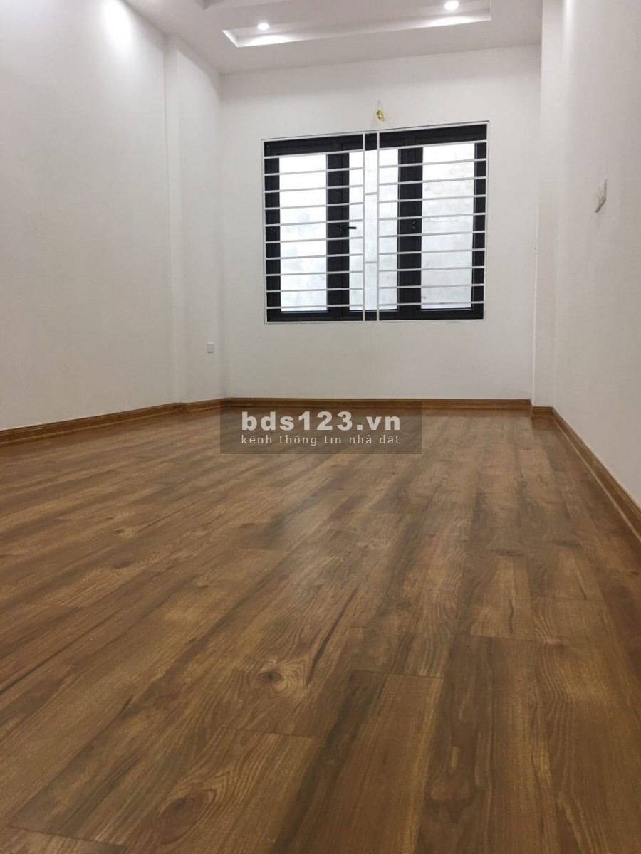 Bán nhà mới, tổ 11 Thạch Bàn, Phố Ngọc Trì 30m2, 5 tầng giá chỉ 2.4 tỷ.