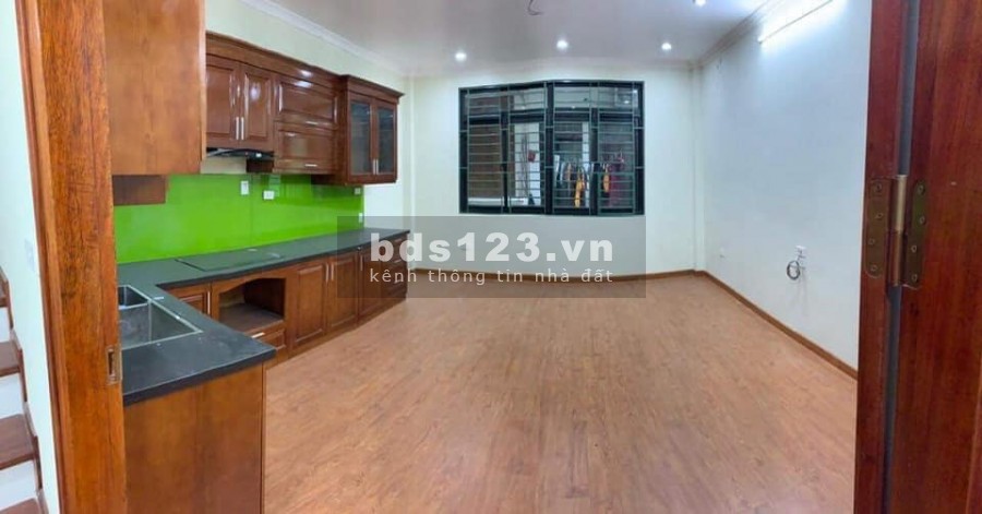 Nhà phân lô Cầu Giấy, oto, kinh doanh, gần chợ,3 0m2*5T mt 4.3m2, giá chỉ 5.8 tỷ