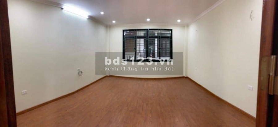 Nhà phân lô Cầu Giấy, oto, kinh doanh, gần chợ,3 0m2*5T mt 4.3m2, giá chỉ 5.8 tỷ