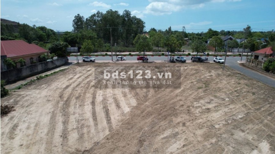Trả nợ ngân hàng cần bán lô đất mặt tiền Lê Văn Một 241m2