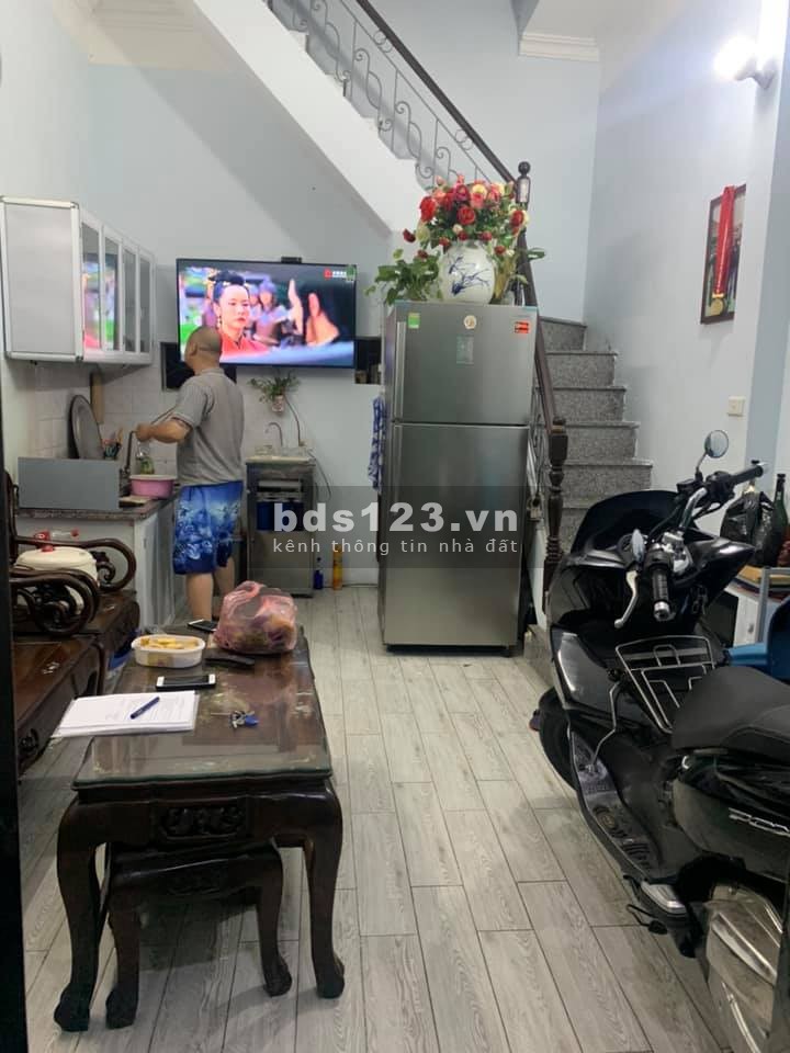 Bán nhà Trương Định, Hoàng Mai ở ngay, dt 27m2, 3 tầng, ngõ nông, gần phố ô tô chỉ 2.05 tỷ