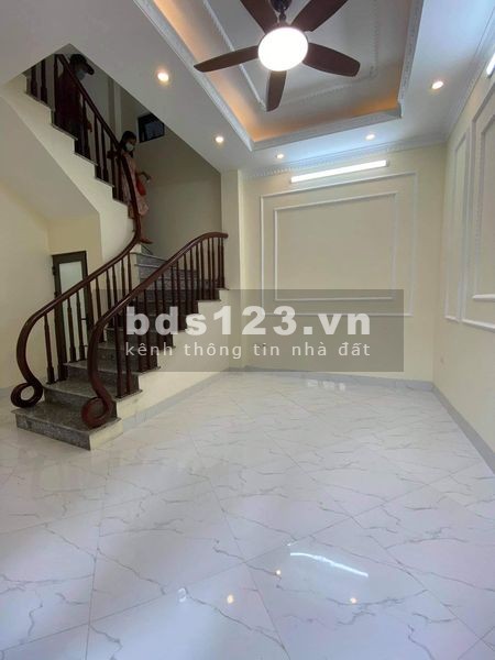 Nhà đẹp ở ngay, nhỉnh 2 tỷ, 51m, 5 tầng phố Trạm LH: 0971020158