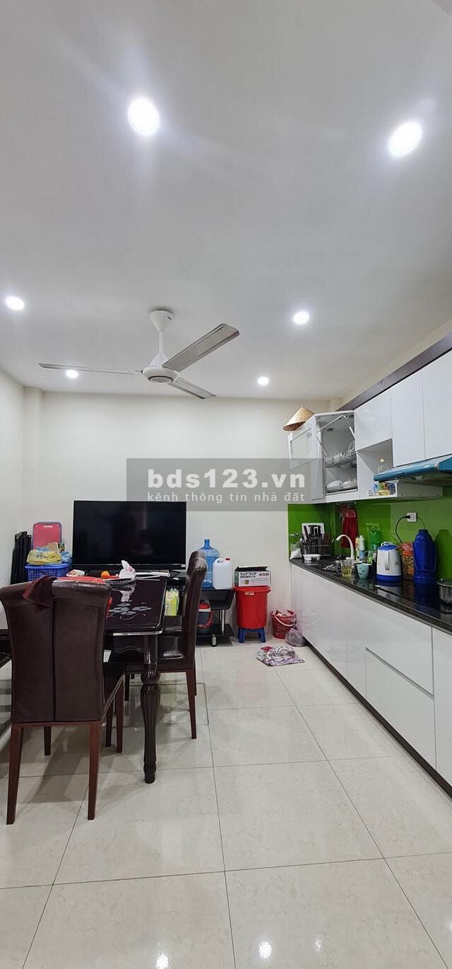 HOT, chỉ 2.5 tỷ sở hữu ngay nhà 38m2, ngõ ô tô, cách phố Ngọc Thụy 100m.