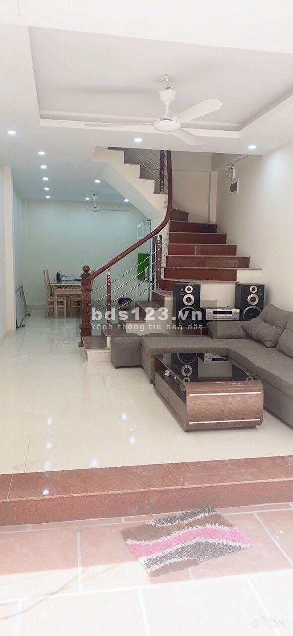 HOT, chỉ 2.5 tỷ sở hữu ngay nhà 38m2, ngõ ô tô, cách phố Ngọc Thụy 100m.