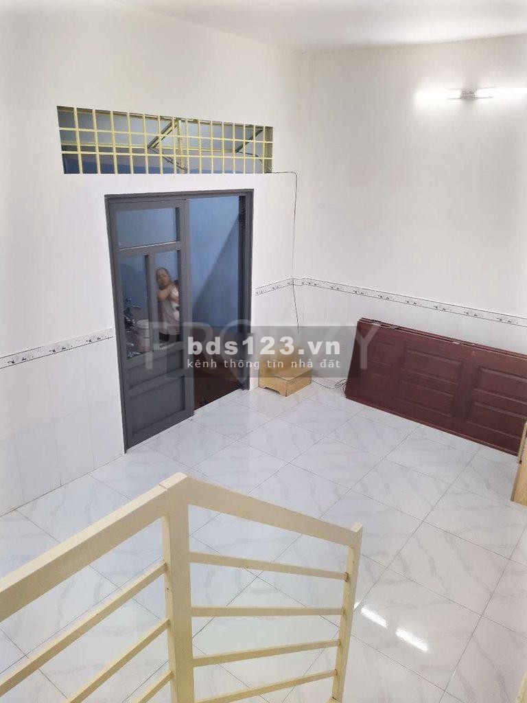 Nhà sát mặt tiền Cửu Long, sân bay, 5.4x16, 3pn, chỉ 15 triệu, 0938.764.277