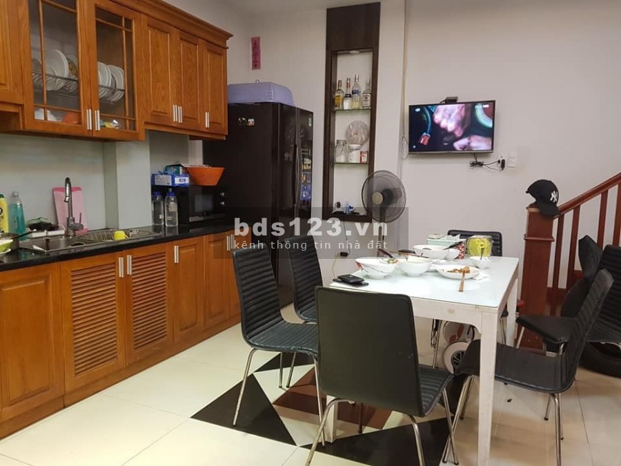 Bán nhà Nguyễn Văn Cừ 52m2 KD ô tô qua cửa, nhà đẹp, ở ngay, tặng nội thất, giá 3.85 tỷ