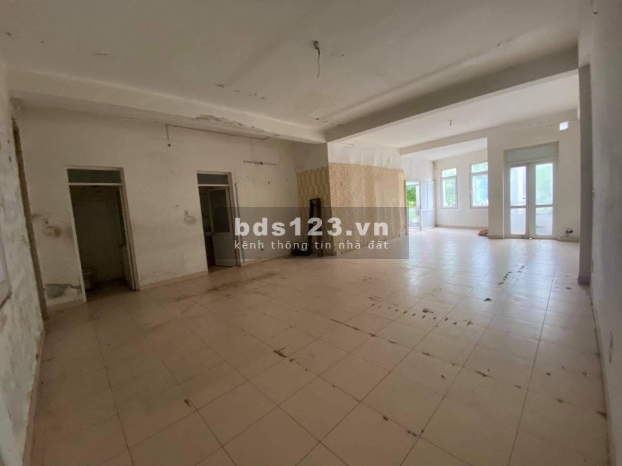 Mặt bằng ngay Đầu Vũ Tông Phan, 2 tầng hơn 200m2, mt 8,5m, Giá 35 triệu