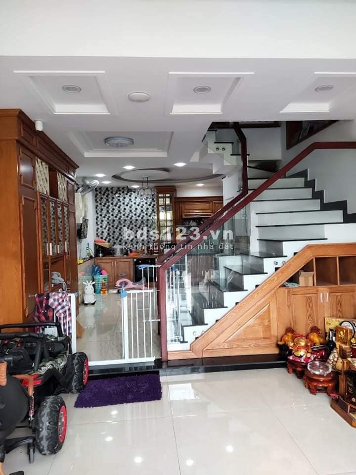 Phan Văn Trị, dt 70m2, giá 6 tỷ 1, Hẻm xe hơi, gần mặt tiền, chính chủ