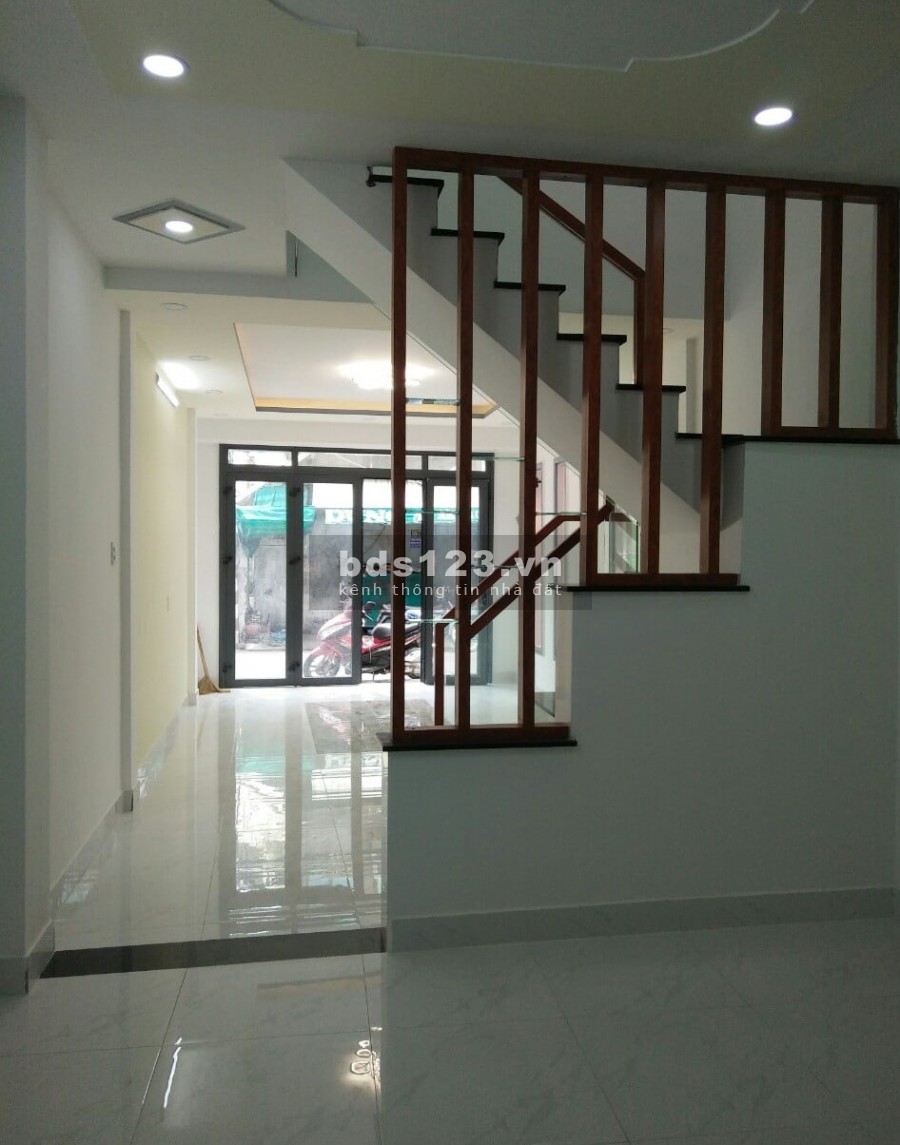 Bán nhà chợ Hồng Lạc 35m2, cách đường lớn 20m, q Tân Bình chỉ 2 tỷ 89