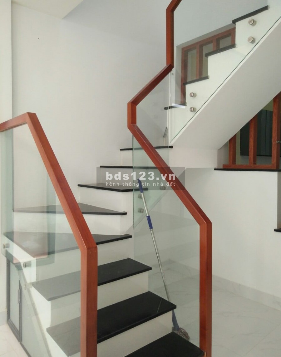 Bán nhà chợ Hồng Lạc 35m2, cách đường lớn 20m, q Tân Bình chỉ 2 tỷ 89