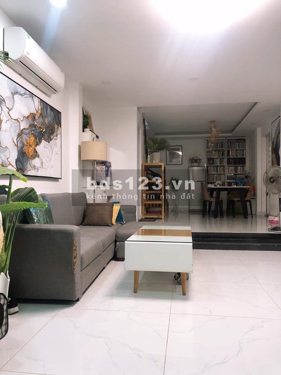 Bán nhà chính chủ, không gian hiện đại, thoáng máy, giá 3.89 tỷ, còn mới