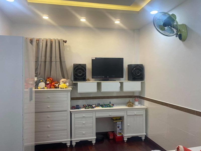 Nhà 3 tầng hxh Nguyễn Thái Sơn, 4 phòng ngủ, giá chỉ 4 tỷ thương lượng