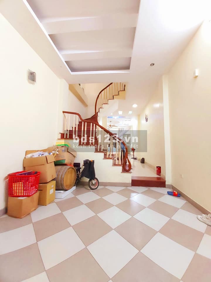 Bán nhà nguyên căn phố Hoàng Cầu, dt 42m2, ngõ nông 20m ra ô tô tải, giá 6.7 tỷ