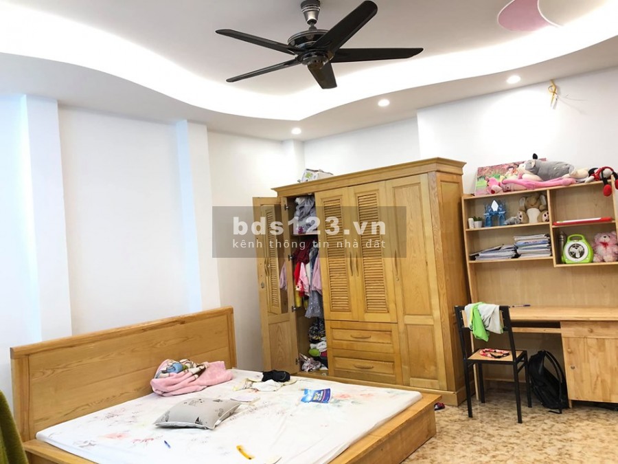 Bán nhà nguyên căn phố Hoàng Cầu, dt 42m2, ngõ nông 20m ra ô tô tải, giá 6.7 tỷ