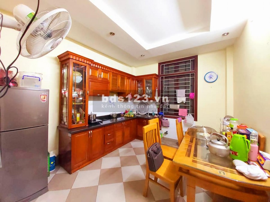 Bán nhà nguyên căn phố Hoàng Cầu, dt 42m2, ngõ nông 20m ra ô tô tải, giá 6.7 tỷ