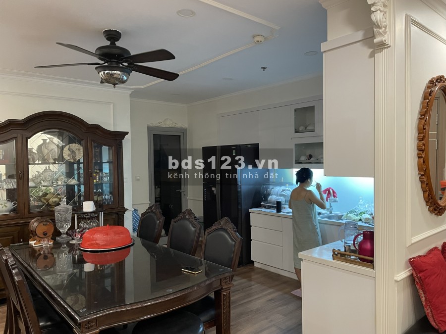 Bán căn 3PN, 2WC, 96,4m2. Đã làm nội thất cơ bản. Ban công Đông Nam, giá 3.0 tỷ dự án The Emerald