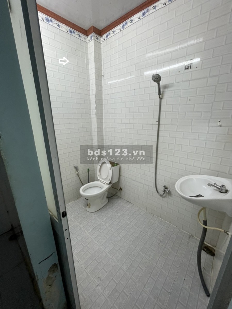 Nhà hẻm xe tải Nguyễn Cửu Đàm, diện tích 4x18m, giá 8 triệu/tháng