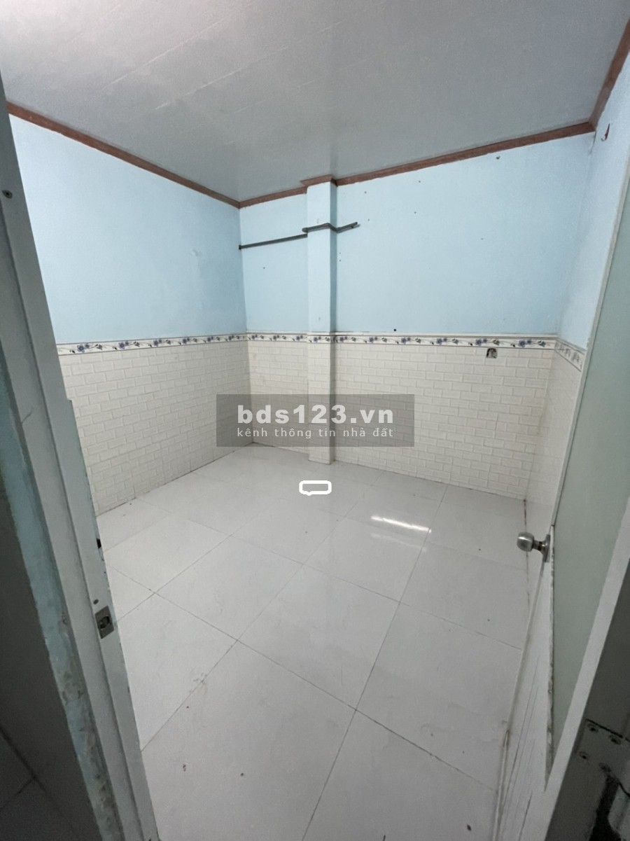 Nhà hẻm xe tải Nguyễn Cửu Đàm, diện tích 4x18m, giá 8 triệu/tháng