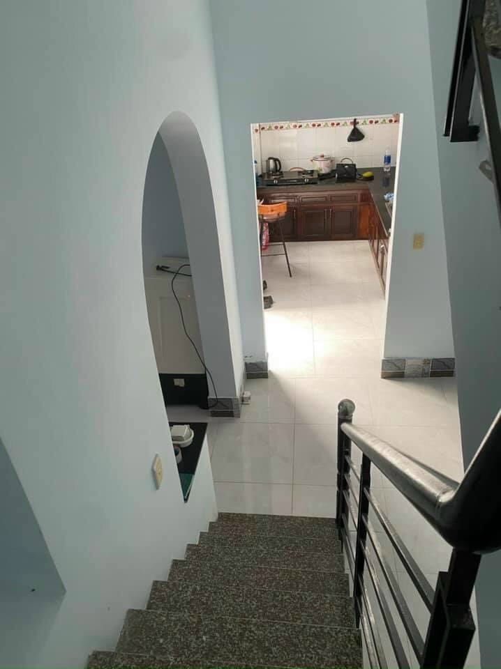 Cần tiền bán căn nhà Linh Đông, hường Đông Nam, 2 tầng, giá 4.8 tỷ