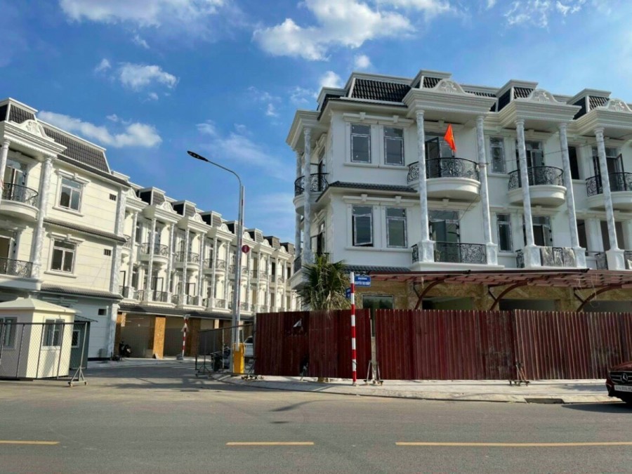 Nhà phố 1 trệt, 3 lầu Royal Town Dĩ An, Bình Dương, sổ riêng từng căn, lh 0906662329
