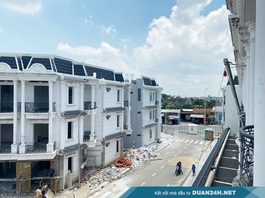 Nhà phố 1 trệt, 3 lầu Royal Town Dĩ An, Bình Dương, sổ riêng từng căn, lh 0906662329