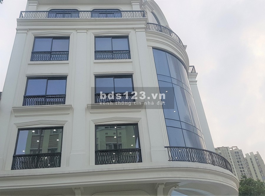 Mặt phố Hoàng Quốc Việt, Cầu Giấy. Lô góc, Vỉa hè, oto, KD. 118m2, 6T, 30 tỷ