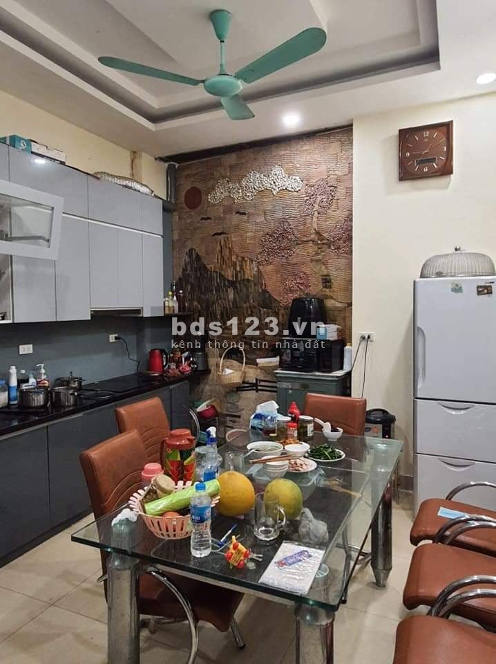 Cần bán nhà Cầu Giấy 50m2 giá 4 tỷ gần trung tâm an sinh tốt