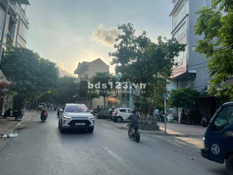Sài Đồng bán đất tặng nhà 2 tầng. Mặt phố kinh doanh 42m2 mặt tiền 4m