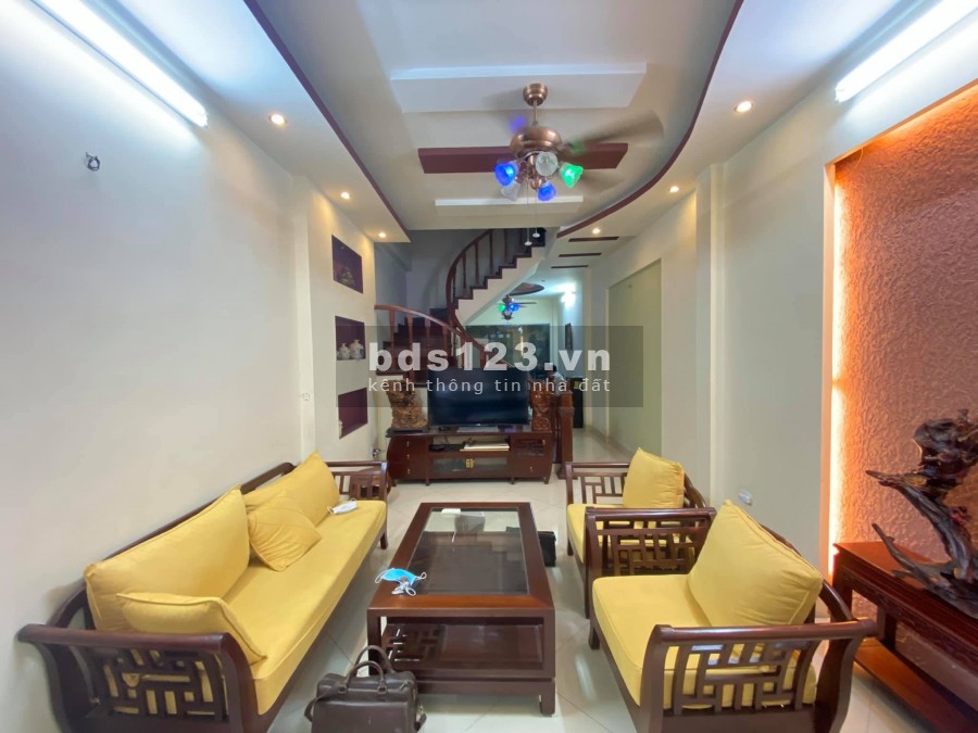 Bán nhà Lạc Long Quân, 40m2, 5 tầng, mặt tiền: 4m, giá: 4,1 tỷ, vị trí cực đẹp