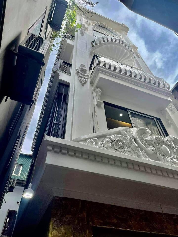 Hoàng Đạo Thành thang máy, dt 40m2, 6 tầng mt 4m chỉ 5.8 tỷ, gần ô tô
