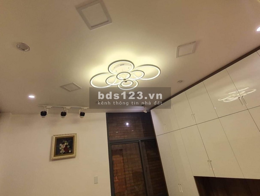 Hệ thông Smarthome 4 tầng đúc, 5 phòng ngủ ô tô đỗ cửa, nở hậu đẹp, 7.5 tỷ