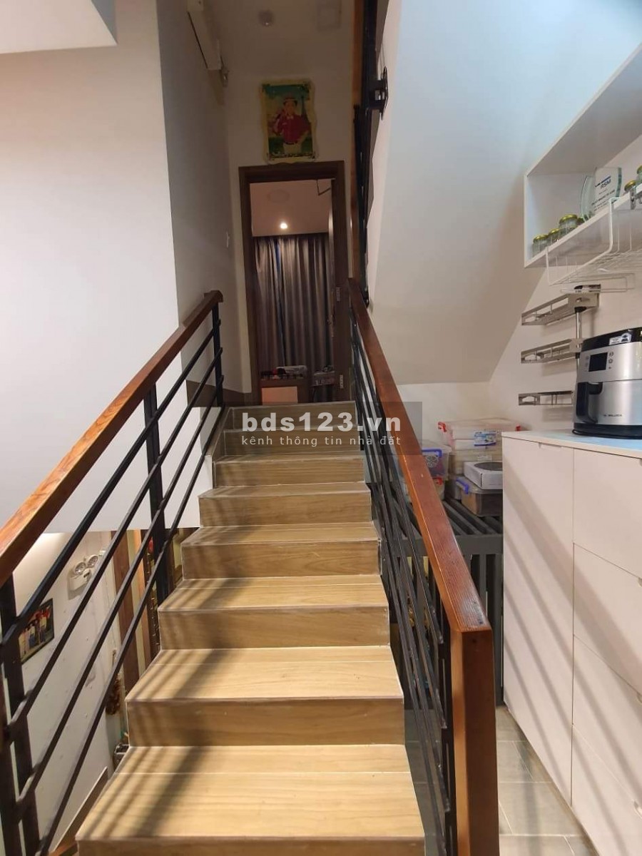 Hệ thông Smarthome 4 tầng đúc, 5 phòng ngủ ô tô đỗ cửa, nở hậu đẹp, 7.5 tỷ