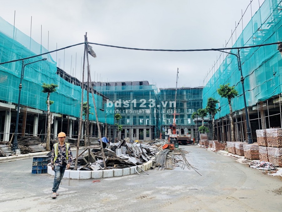 Chính chủ cần vốn kinh doanh muốn bán căn shophouse hướng Nam, vị trí cực đẹp, lh 0986321529