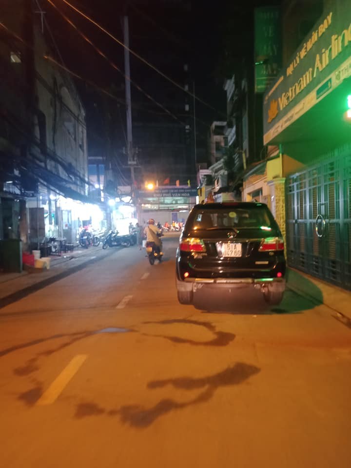 Nhà mặt tiền Chấn Hưng, tiện ích xung quanh đầy đủ, vị trí phụ huynh nhưng giá học sinh