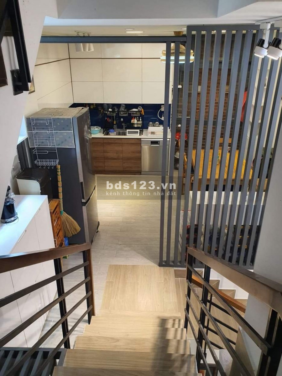Hệ thông Smarthome 4 tầng đúc, 5 phòng ngủ ô tô đỗ cửa, nở hậu đẹp, 7.5 tỷ