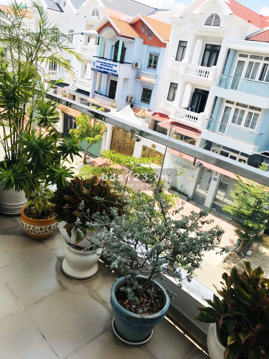 Bán nhà mặt tiền đường số ngay chợ Phú Thuận, phường Phú Thuận, Quận 7.