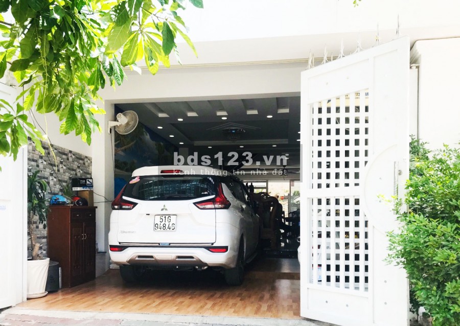 Bán nhà mặt tiền đường số ngay chợ Phú Thuận, phường Phú Thuận, Quận 7.