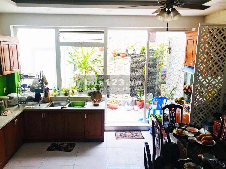 Bán nhà mặt tiền đường số ngay chợ Phú Thuận, phường Phú Thuận, Quận 7.