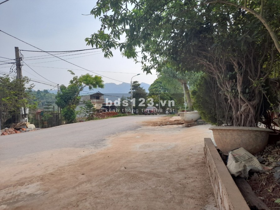 Đất Mộc Châu, bám mặt Quốc Lộ 43, gần trường học, bệnh viện, chợ, đường 20m