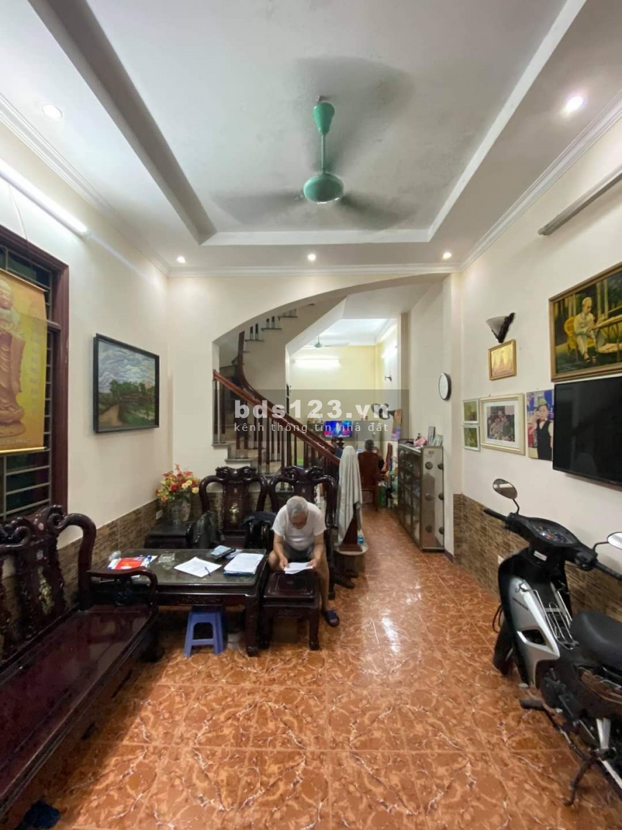 Gia đình cần bán gấp!!! Căn nhà ngõ 175 Lạc Long Quân, 2 mặt thoáng, giá 4.1 tỷ.