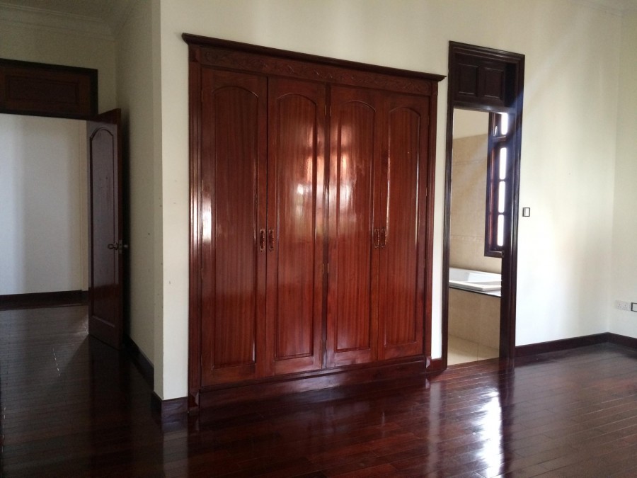 Cần bán biệt thự góc 2 mặt tiền có hồ bơi, nở hậu 26.09m, kiến trúc châu Âu