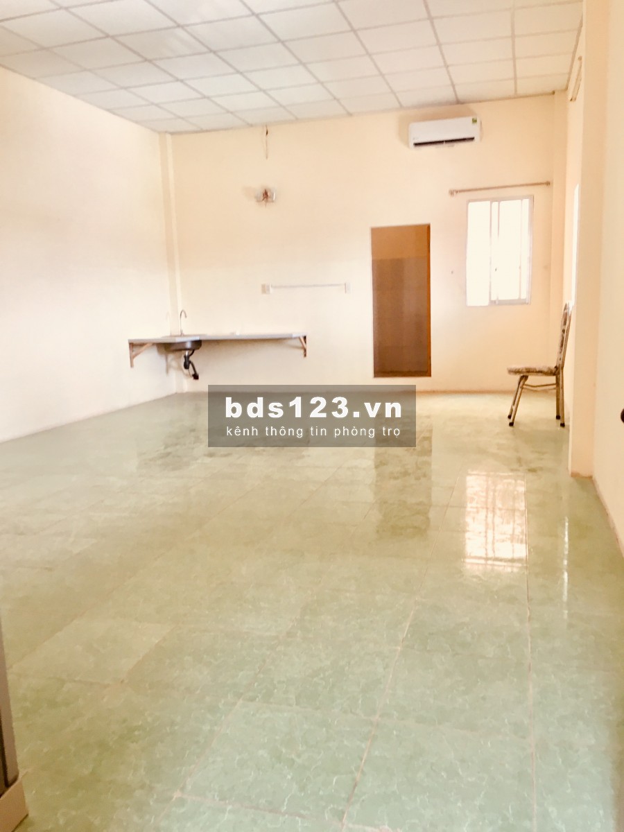 Phòng siêu rộng 60m2 cửa sổ máy lạnh mát mẻ không chung chủ tự do