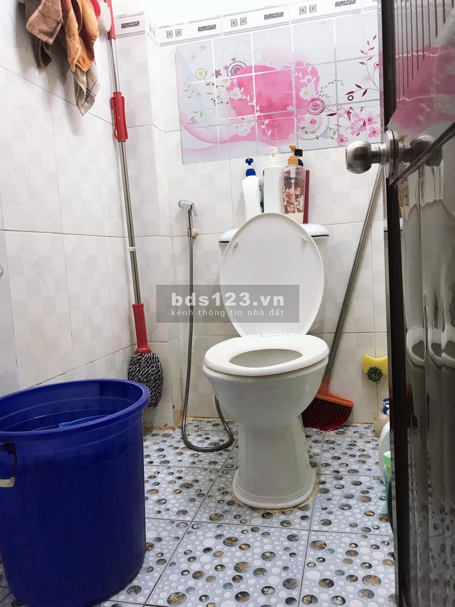 Nhà Lê Ngã, cách hẻm xe hơi 30m, có sân thương, giá bán 2.5 tỷ, dt 60m2