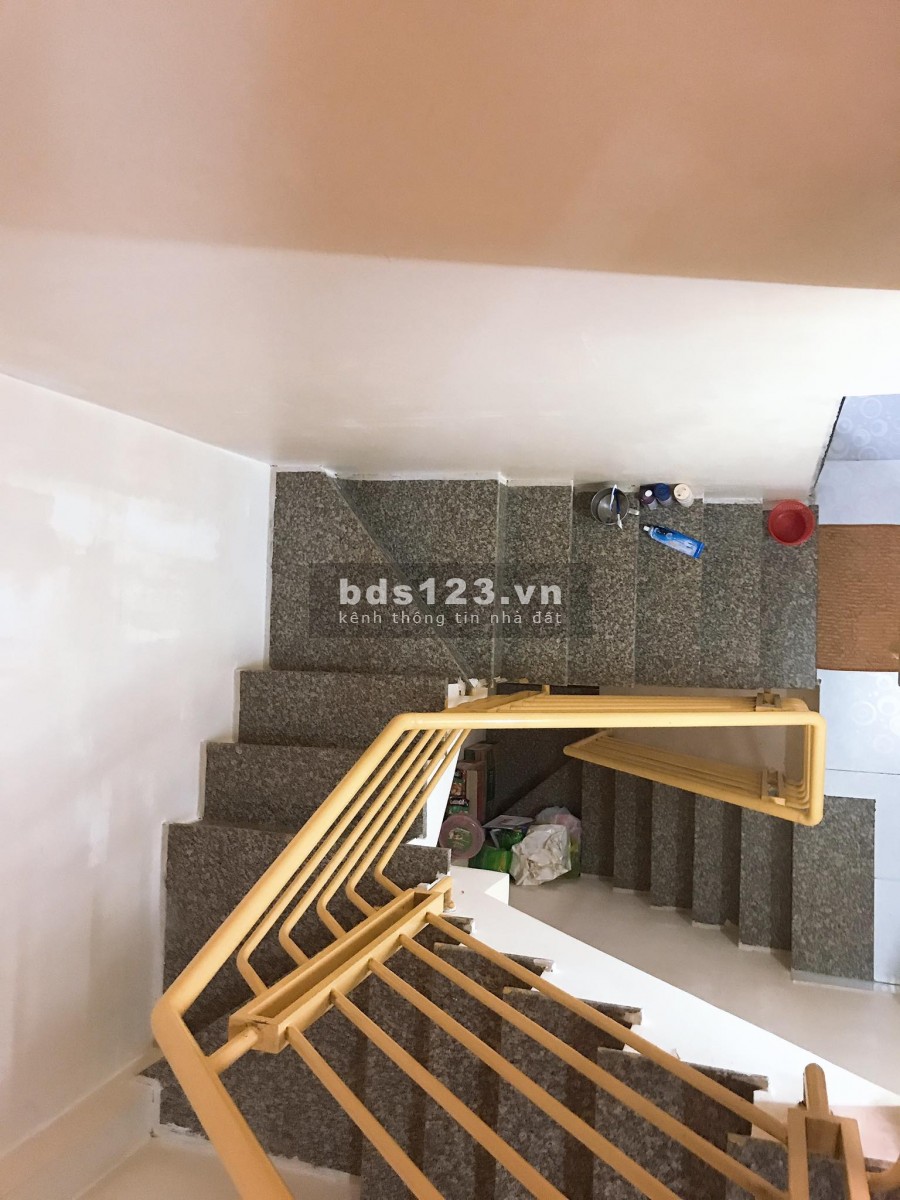 Nhà Lê Ngã, cách hẻm xe hơi 30m, có sân thương, giá bán 2.5 tỷ, dt 60m2