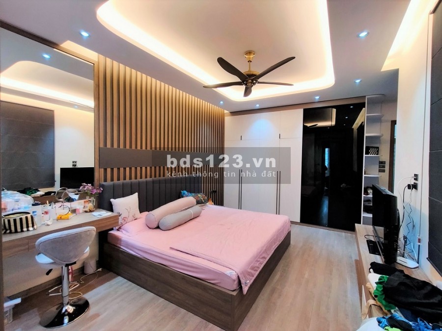 Bán nhà phố Hoàng Ngân, Cầu Giấy. Vỉa hè, ô tô, KD. 102m2 5T MT5m 16 tỷ